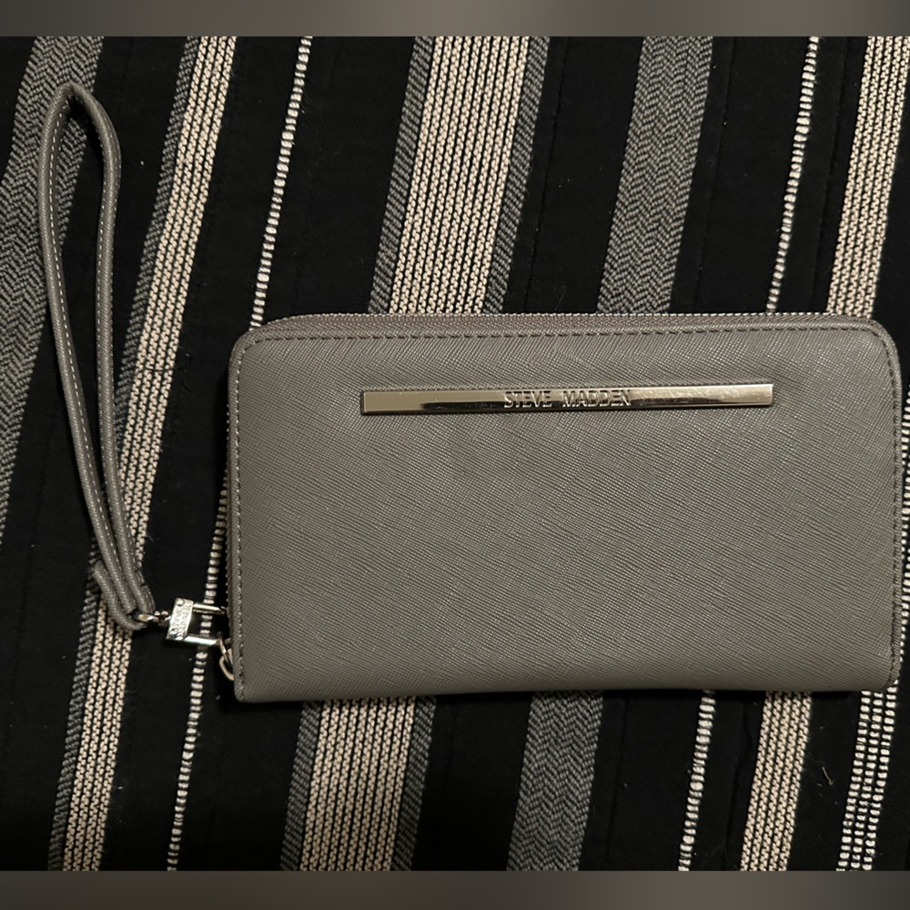 New Steve Madden Grey Wallet/Wristlet